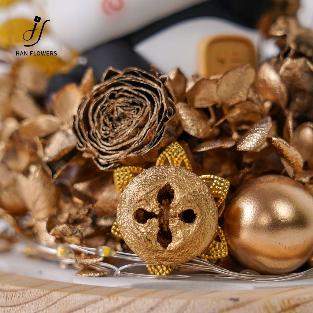 Preserved Flower Panda Fortune Design (Vintage Gold and LED Light)